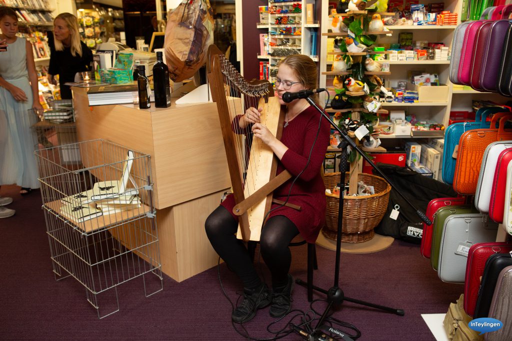 Cathinca speelt harp bij boekhandel wagner, foto door deteylinger