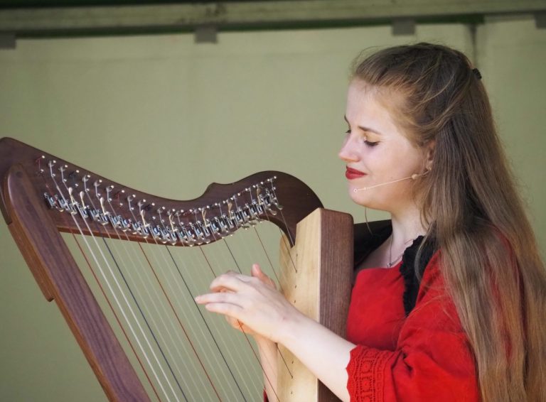 Cathinca speelt harp
