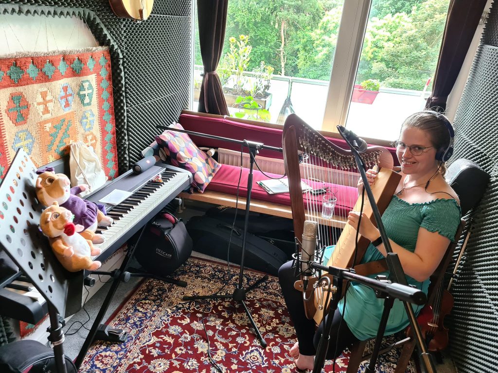 Cathinca met harp in een studio