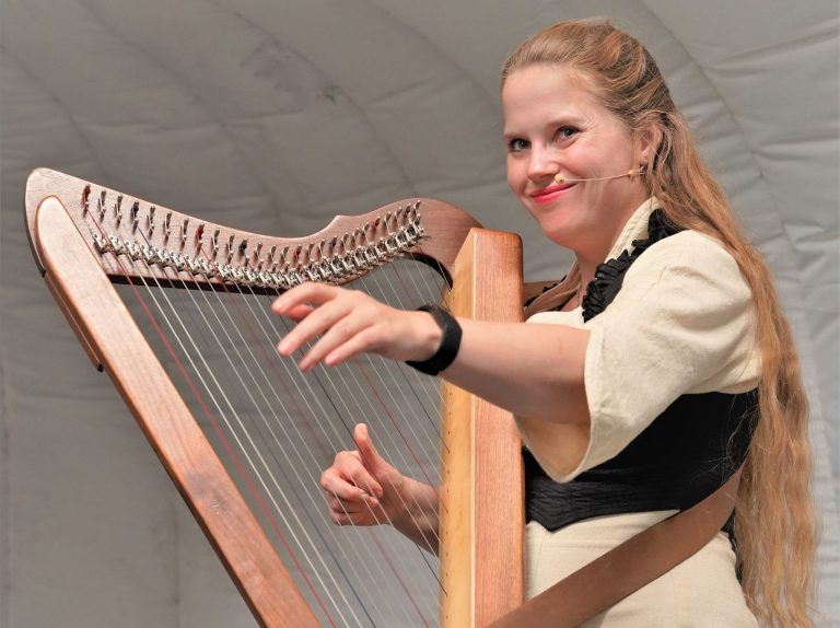 Cathinca speelt harp op Fantasyfest door Ronny Nijs