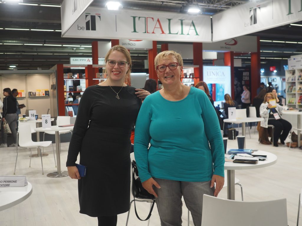 Cathinca staat op de foto met Maria van de Italiaanse uitgeverij Le Mezzelane. 